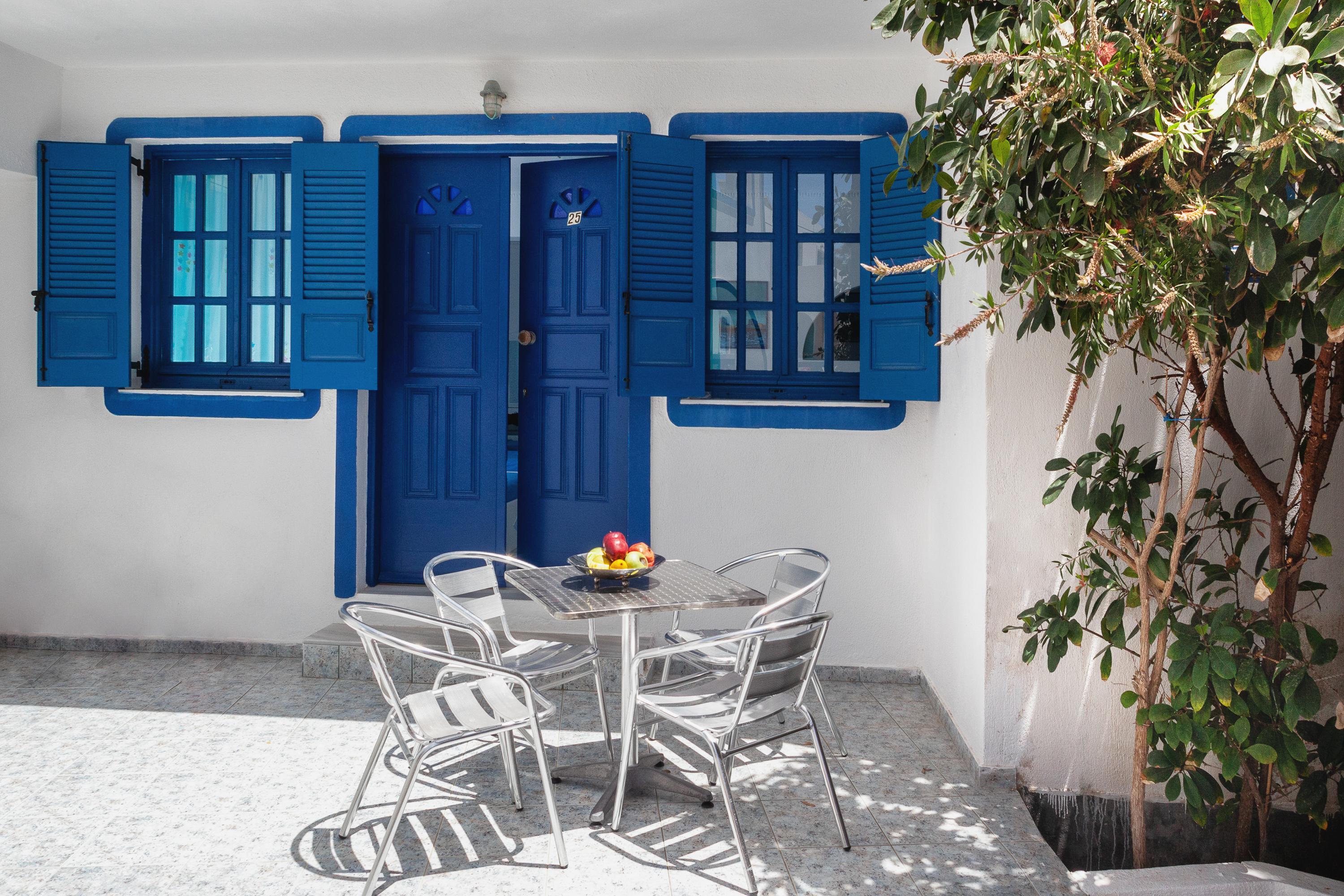 Roula & 2* Perissa (Santorini)