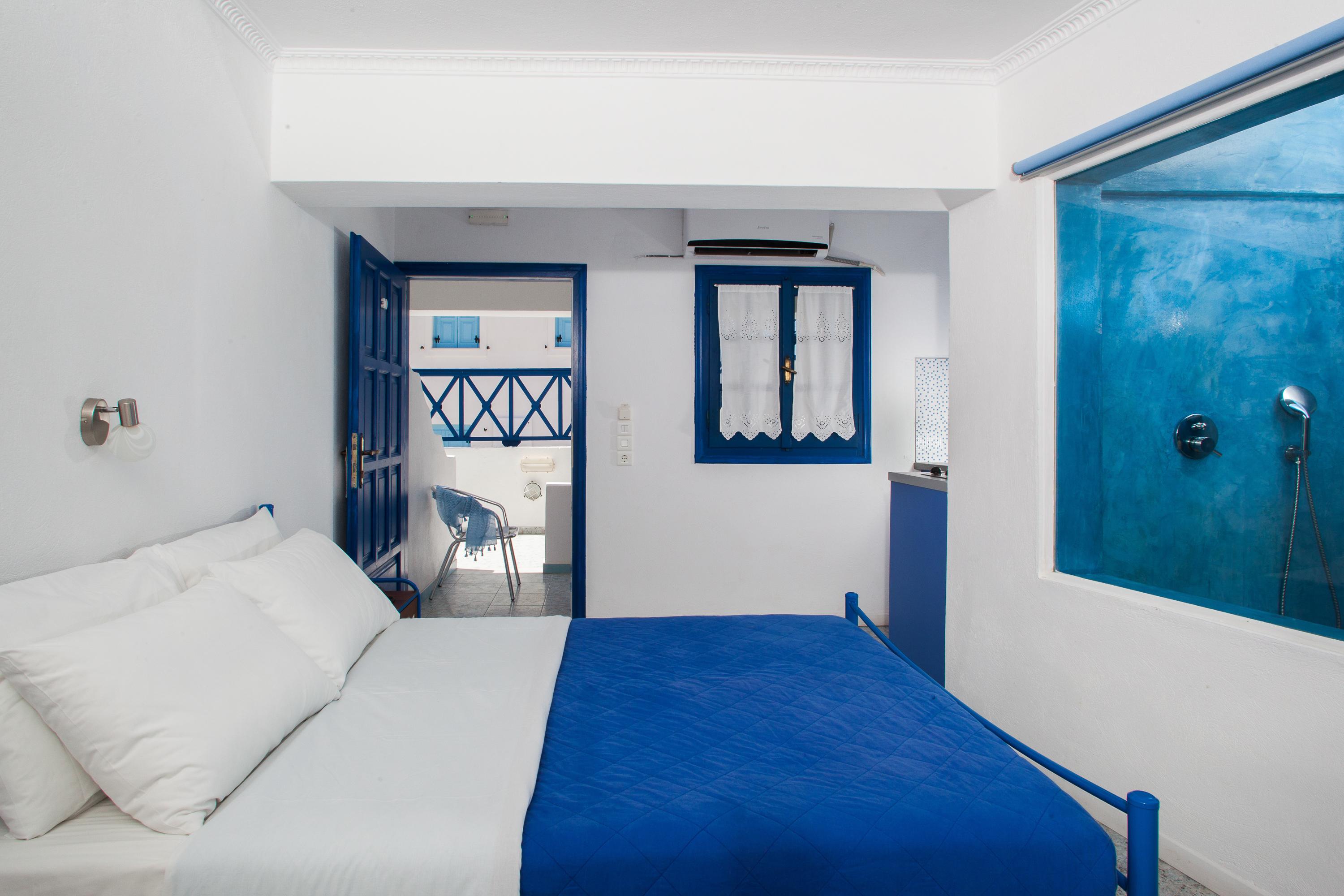 Roula & Bed & Breakfast Perissa (Santorini)