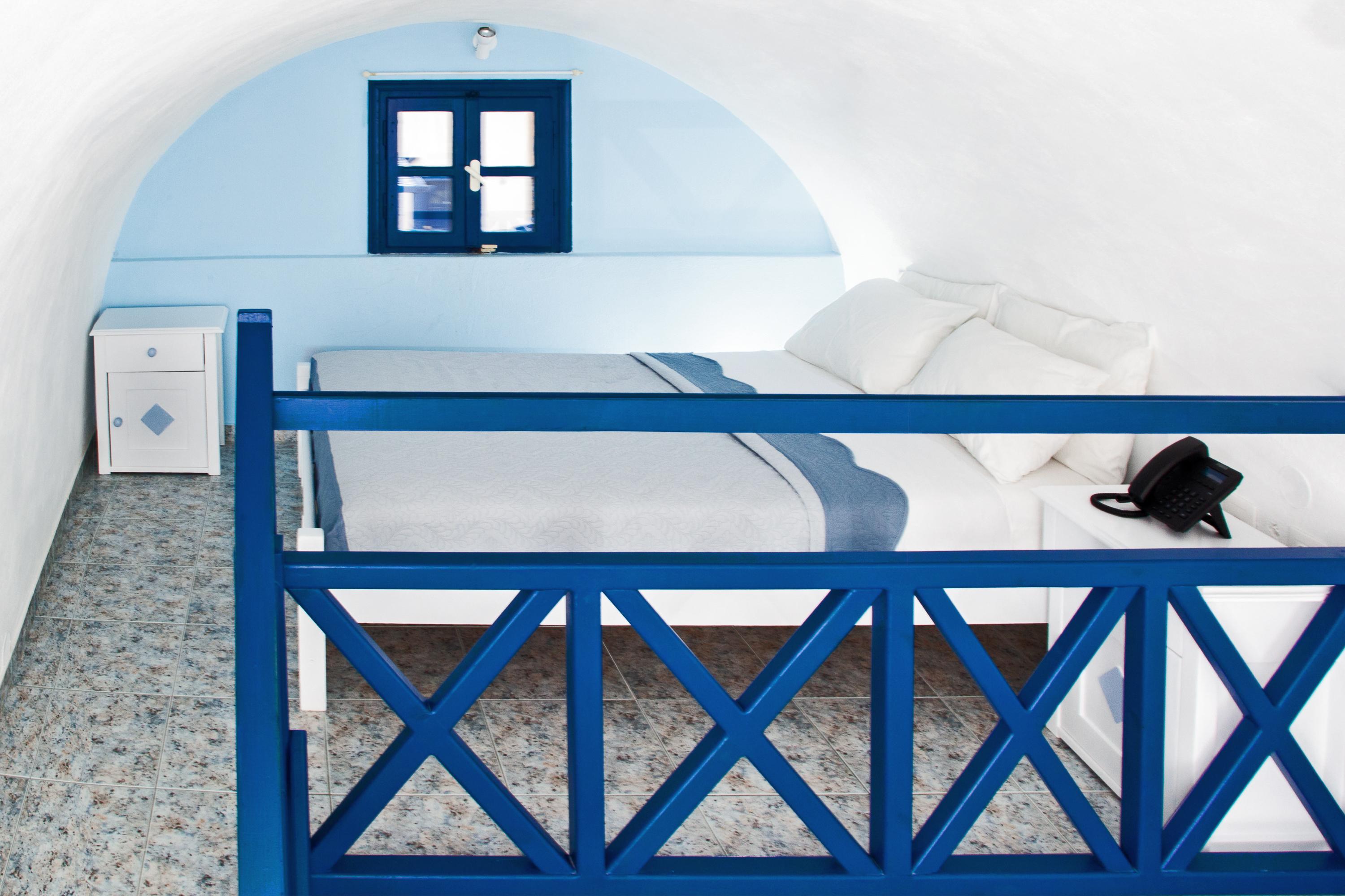 Roula & 2* Perissa (Santorini)