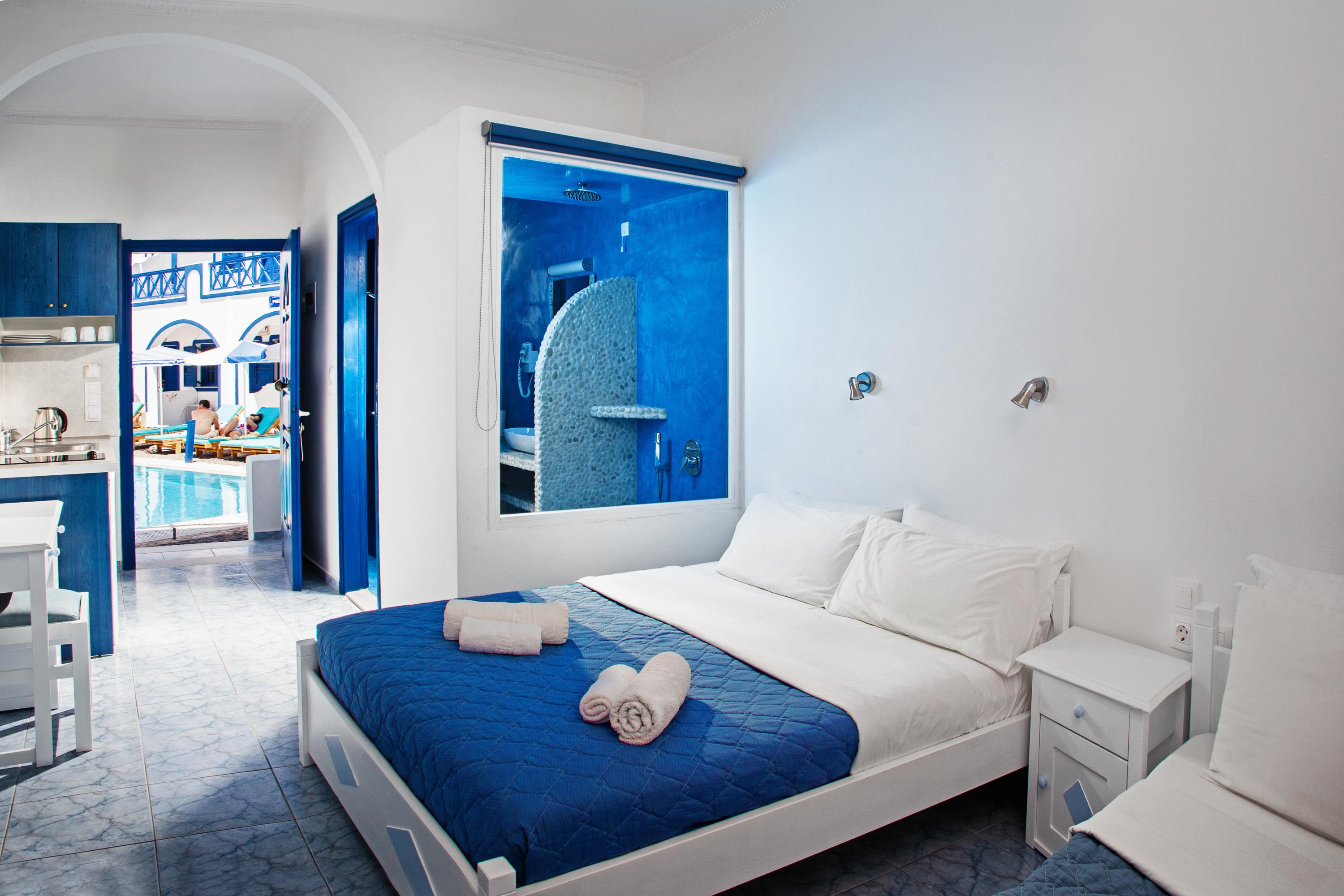 Roula & 2* Perissa (Santorini)
