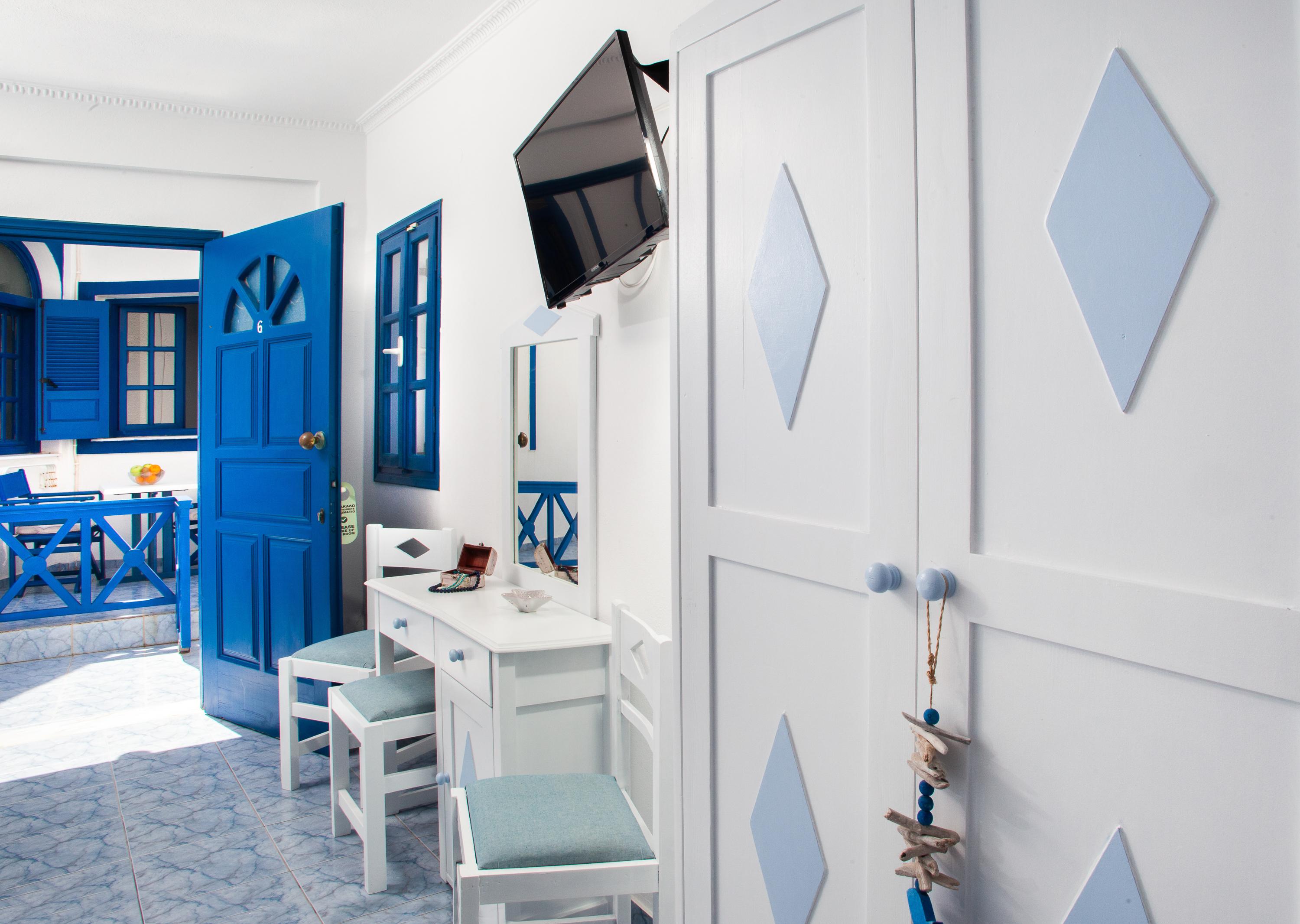 Roula & 2* Perissa (Santorini)