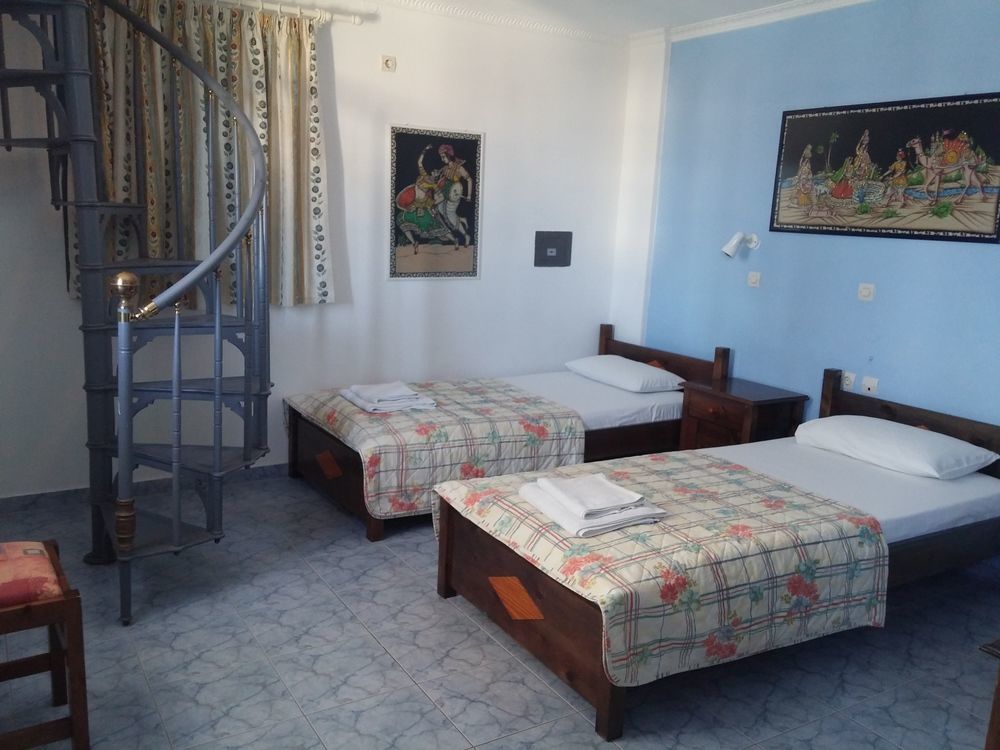 Roula & Bed & Breakfast Perissa (Santorini)
